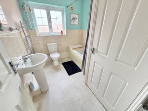 Standingwood Road Rossmore